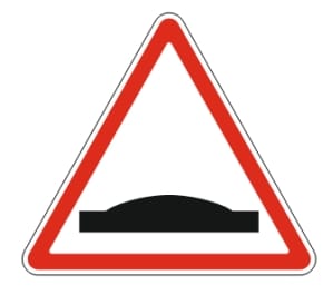 151 greičio mažinimo priemonė (Įspėja apie kelyje įrengtą greičio mažinimo priemonę (kalnelį ir kitą))