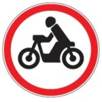 305 Motociklų eismas draudžiamas (Draudžiama važiuoti motociklais, išskyrus aptarnaujantįjį transportą. Kelio ženklo reikalavimai taikomi triračiams, keturračiams, galingiems keturračiams, sunkiesiems keturračiams ir T3b kategorijos ratiniams traktoriams, kurie pagaminti keturračių konstrukcijos pagrindu ir neturi kėbulo (kabinos))