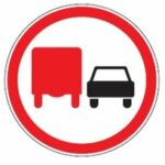 327 Krovininiais automobiliais lenkti draudžiama (Krovininiais automobiliais, kurių didžiausioji leidžiamoji masė didesnė kaip 3,5 t, draudžiama lenkti transporto priemones, išskyrus pavienes (pavienius transporto priemonių junginius), važiuojančias mažesniu kaip 30 km/h greičiu. Kelio ženklo reikalavimai taikomi traktoriams ir savaeigėms mašinoms)