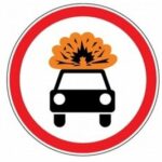 338 Transporto priemonių, vežančių sprogstamųjų ar lengvai užsiliepsnojančių medžiagų daugiau, negu nustatyta, eismas draudžiamas (Draudžiama važiuoti pavojinguosius krovinius vežančiomis transporto priemonėmis, kuriomis vežama sprogstamųjų medžiagų ir gaminių arba liepsniųjų medžiagų daugiau, negu nustatyta, ir kurioms dėl to numatytas specialusis ženklinimas oranžinėmis lentelėmis)