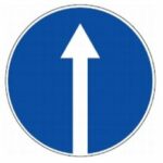 401 Važiuoti tiesiai (Leidžiama važiuoti tik tiesiai. Kelio ženklas, pastatytas kelio ruožo pradžioje, galioja iki artimiausios sankryžos, nedraudžia sukti į dešinę, kai norima įvažiuoti į šalia kelio esančias teritorijas. Kelio ženklas, pastatytas prieš sankryžą, galioja tik toje važiuojamųjų dalių sankirtoje, prieš kurią jis pastatytas. Kelio ženklo reikalavimai netaikomi maršrutiniam transportui)